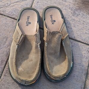 Sanuks Sz 11 slip on